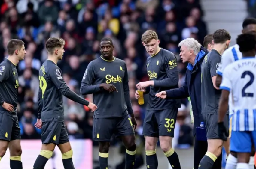 布莱顿锋线进攻犀利，轻取对手